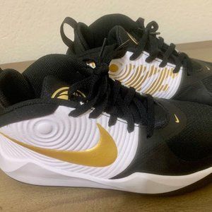 Nike Team Hustle Big Kids Basketball Shoes, Unisex, size 4.5